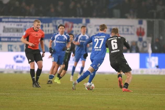Magdeburg, Saxony-Anhalt, Germany, 30 01 2026 Avnet Arena 20 Matchday, Season 2025 26, 2 Soccer Bundesliga 1 FC Magdeburg Hannover 96 Philipp Hercher 27, 1 FC Magdeburg and Maik Nawrocki 06, Hannover 96 duel in front of the strict eyes of referee Timo Gansloweit Copyright: xdtsxNachrichtenagenturx dts_104694