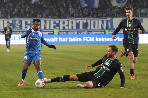 30 01 2026, xgox, Fußball 2 Bundesliga, 1 FC Magdeburg Hannover 96 emspor, v l Lubambo Musonda Magdeburg, 19 , Virgil Ghita Hannover, 5 Zweikampf, Duell, Kampf, tackle DFL DFB REGULATIONS PROHIBIT ANY USE OF PHOTOGRAPHS as IMAGE SEQUENCES and or QUASI VIDEO Magdeburg