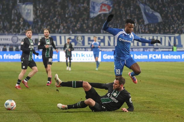 30 01 2026, xgox, Fußball 2 Bundesliga, 1 FC Magdeburg Hannover 96 emspor, v l Lubambo Musonda Magdeburg, 19 , Virgil Ghita Hannover, 5 Zweikampf, Duell, Kampf, tackle DFL DFB REGULATIONS PROHIBIT ANY USE OF PHOTOGRAPHS as IMAGE SEQUENCES and or QUASI VIDEO Magdeburg