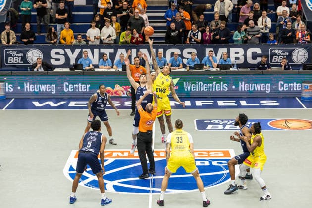 GER, easy Credit Basketball Bundesliga, Syntainics MBC EWE Baskets Oldenburg 30 01 2026, Stadthalle, Weißenfels, GER, easy Credit Basketball Bundesliga, Syntainics MBC EWE Baskets Oldenburg Tipp off, , Jure Planinic Syntainics MBC, 44 , Michale Kyser EWE Baskets Oldenburg 12 Â Photo Alexander Trienitz Weißenfels Stadthalle Sachsen Anhalt Germany