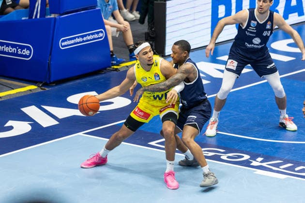 GER, easy Credit Basketball Bundesliga, Syntainics MBC EWE Baskets Oldenburg 30 01 2026, Stadthalle, Weißenfels, GER, easy Credit Basketball Bundesliga, Syntainics MBC EWE Baskets Oldenburg Nicholas Tischler EWE Baskets Oldenburg 11 , Charles Callison Syntainics MBC, 23 Â Photo Alexander Trienitz Weißenfels Stadthalle Sachsen Anhalt Germany