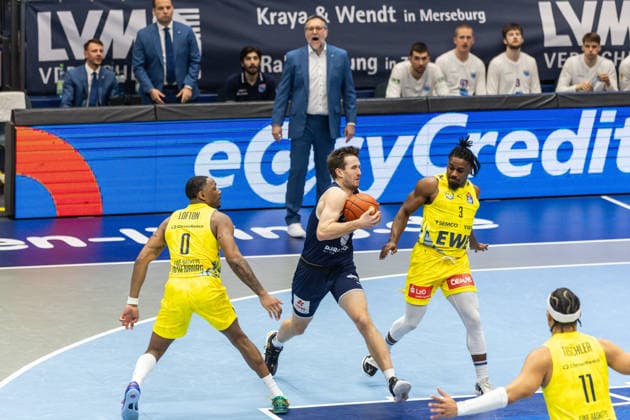 GER, easy Credit Basketball Bundesliga, Syntainics MBC EWE Baskets Oldenburg 30 01 2026, Stadthalle, Weißenfels, GER, easy Credit Basketball Bundesliga, Syntainics MBC EWE Baskets Oldenburg Spencer Reaves Syntainics MBC, 31 , Christopher Clemons EWE Baskets Oldenburg 3 Â Photo Alexander Trienitz Weißenfels Stadthalle Sachsen Anhalt Germany