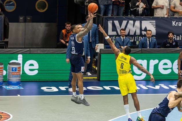 GER, easy Credit Basketball Bundesliga, Syntainics MBC EWE Baskets Oldenburg 30 01 2026, Stadthalle, Weißenfels, GER, easy Credit Basketball Bundesliga, Syntainics MBC EWE Baskets Oldenburg Charles Callison Syntainics MBC, 23 , Kyle Lofton EWE Baskets Oldenburg 0 Â Photo Alexander Trienitz Weißenfels Stadthalle Sachsen Anhalt Germany