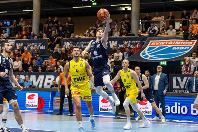 GER, easy Credit Basketball Bundesliga, Syntainics MBC EWE Baskets Oldenburg 30 01 2026, Stadthalle, Weißenfels, GER, easy Credit Basketball Bundesliga, Syntainics MBC EWE Baskets Oldenburg Perttu Blomgren Syntainics MBC, 20 , Filip Stanic Filip Stanic EWE Baskets Oldenburg 65 Â Photo Alexander Trienitz Weißenfels Stadthalle Sachsen Anhalt Germany