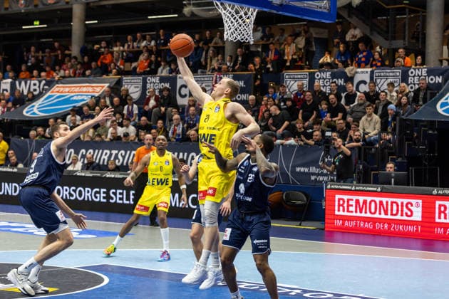 GER, easy Credit Basketball Bundesliga, Syntainics MBC EWE Baskets Oldenburg 30 01 2026, Stadthalle, Weißenfels, GER, easy Credit Basketball Bundesliga, Syntainics MBC EWE Baskets Oldenburg Seth Hinrichs EWE Baskets Oldenburg 21 , Charles Callison Syntainics MBC, 23 Â Photo Alexander Trienitz Weißenfels Stadthalle Sachsen Anhalt Germany