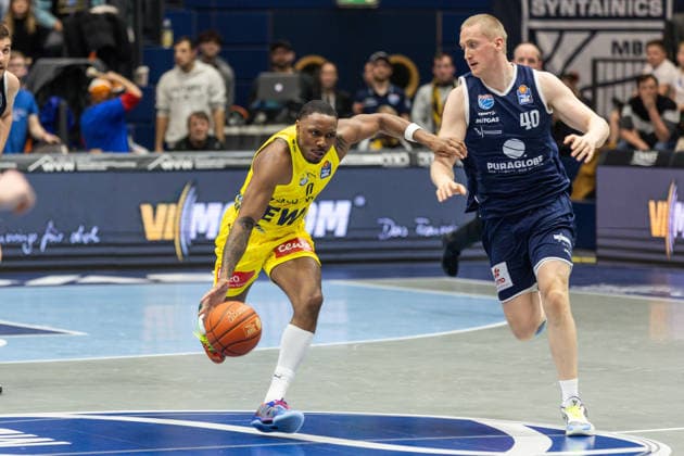 GER, easy Credit Basketball Bundesliga, Syntainics MBC EWE Baskets Oldenburg 30 01 2026, Stadthalle, Weißenfels, GER, easy Credit Basketball Bundesliga, Syntainics MBC EWE Baskets Oldenburg Kyle Lofton EWE Baskets Oldenburg 0 , Collin Welp Syntainics MBC, 40 Â Photo Alexander Trienitz Weißenfels Stadthalle Sachsen Anhalt Germany