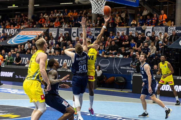 GER, easy Credit Basketball Bundesliga, Syntainics MBC EWE Baskets Oldenburg 30 01 2026, Stadthalle, Weißenfels, GER, easy Credit Basketball Bundesliga, Syntainics MBC EWE Baskets Oldenburg Kyle Lofton EWE Baskets Oldenburg 0 , Perttu Blomgren Syntainics MBC, 20 Â Photo Alexander Trienitz Weißenfels Stadthalle Sachsen Anhalt Germany