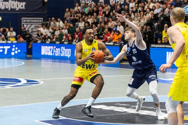 GER, easy Credit Basketball Bundesliga, Syntainics MBC EWE Baskets Oldenburg 30 01 2026, Stadthalle, Weißenfels, GER, easy Credit Basketball Bundesliga, Syntainics MBC EWE Baskets Oldenburg Dakarai Tucker EWE Baskets Oldenburg 7 , Perttu Blomgren Syntainics MBC, 20 Â Photo Alexander Trienitz Weißenfels Stadthalle Sachsen Anhalt Germany