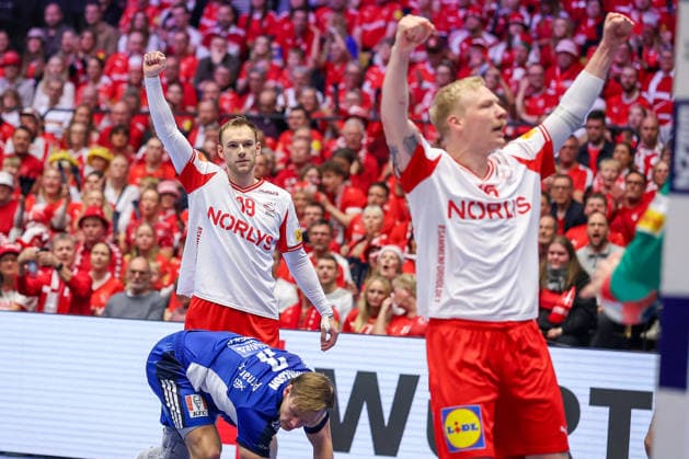 30 01 2026, Handball, Men s EHF EURO 2026, Denmark Iceland, Jyske Bank Boxen in Herning, Denmark, Semi Finals Mathias Gidsel Denmark 19 next to Magnus Saugstrup Jensen Denmark 15 cheering Denmark