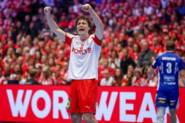 30 01 2026, Handball, Men s EHF EURO 2026, Denmark Iceland, Jyske Bank Boxen in Herning, Denmark, Semi Finals Niclas Vest Kirkelokke Denmark 03 cheering Denmark