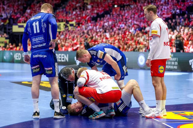 30 01 2026, Handball, Men s EHF EURO 2026, Denmark Iceland, Jyske Bank Boxen in Herning, Denmark, Semi Finals Ellioi Vioarsson Iceland 18 needs medical attention on the pitch Denmark