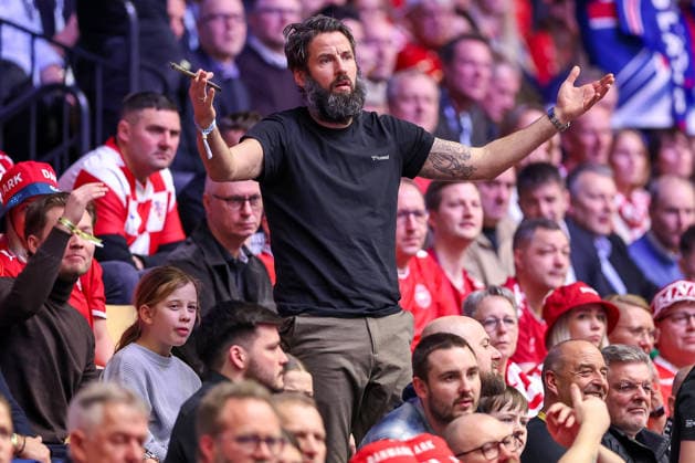 30.01.2026, Handball, Men s EHF EURO 2026, Dänemark - Island, Jyske Bank Boxen in Herning, Dänemark, Semi Finals: Bennet Wiegert (Cheftrainer SC Magdeburg) steht gestikulierend auf der Tribüne Zuschauer Besucher Handballtrainer Handballfan Dänemark *** 30 01 2026, Handball, Men s EHF EURO 2026, Denmark Iceland, Jyske Bank Boxing in Herning, Denmark, Semi Finals Bennet Wiegert Head coach SC Magdeburg gesticulating in the stands Spectators Visitors Handball coaches Handball fans Denmark