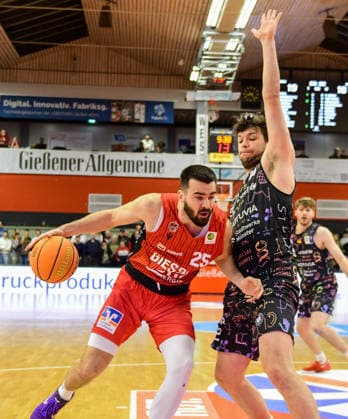 Viktor Kovacevic, Cosmo Grühn 2 Bundesliga Pro A, Matchday 20, 46ers, Basketball, Basketball season 2025 2026, BBL, Germany, Gießen 46ers Uni Baskets Münster, Gießen in red, Men, Münster in black