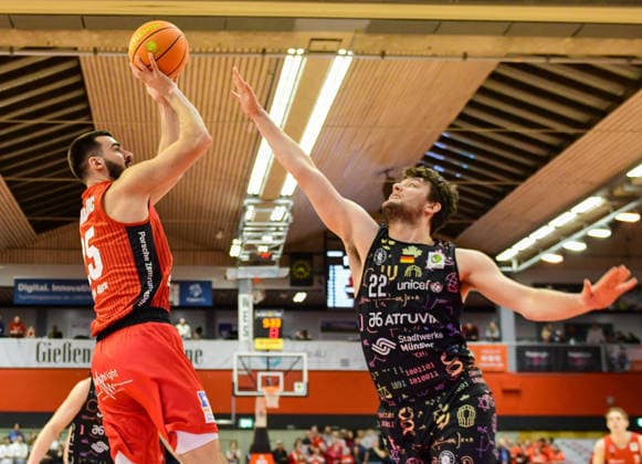 Viktor Kovacevic, Cosmo Grühn 2 Bundesliga Pro A, Matchday 20, 46ers, Basketball, Basketball season 2025 2026, BBL, Germany, Gießen 46ers Uni Baskets Münster, Gießen in red, Men, Münster in black