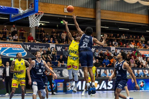GER, easy Credit Basketball Bundesliga, Syntainics MBC EWE Baskets Oldenburg 30 01 2026, Stadthalle, Weißenfels, GER, easy Credit Basketball Bundesliga, Syntainics MBC EWE Baskets Oldenburg Christopher Clemons EWE Baskets Oldenburg 3 , RJ Gunn Syntainics MBC, 21 Â Photo Alexander Trienitz Weißenfels Stadthalle Sachsen Anhalt Germany