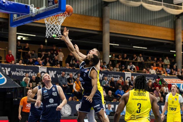 GER, easy Credit Basketball Bundesliga, Syntainics MBC EWE Baskets Oldenburg 30 01 2026, Stadthalle, Weißenfels, GER, easy Credit Basketball Bundesliga, Syntainics MBC EWE Baskets Oldenburg Seth Hinrichs EWE Baskets Oldenburg 21 , Andrew Harrison Syntainics MBC, 2 Â Photo Alexander Trienitz Weißenfels Stadthalle Sachsen Anhalt Germany