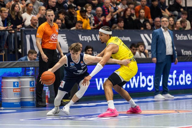 GER, easy Credit Basketball Bundesliga, Syntainics MBC EWE Baskets Oldenburg 30 01 2026, Stadthalle, Weißenfels, GER, easy Credit Basketball Bundesliga, Syntainics MBC EWE Baskets Oldenburg Perttu Blomgren Syntainics MBC, 20 , Nicholas Tischler EWE Baskets Oldenburg 11 Â Photo Alexander Trienitz Weißenfels Stadthalle Sachsen Anhalt Germany