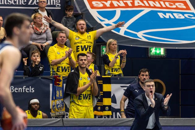 GER, easy Credit Basketball Bundesliga, Syntainics MBC EWE Baskets Oldenburg 30 01 2026, Stadthalle, Weißenfels, GER, easy Credit Basketball Bundesliga, Syntainics MBC EWE Baskets Oldenburg Filip Stanic Filip Stanic EWE Baskets Oldenburg 65 cheers with the fans Â Photo Alexander Trienitz Weißenfels Stadthalle Sachsen Anhalt Germany
