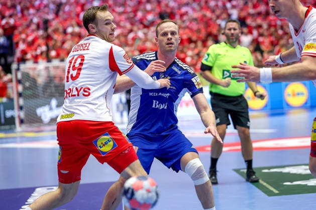 30 01 2026, Handball, Men s EHF EURO 2026, Denmark Iceland, Jyske Bank Boxing in Herning, Denmark, Semi Finals Omar Ingi Magnusson Iceland 14 in a duel against Mathias Gidsel Denmark 19 Denmark