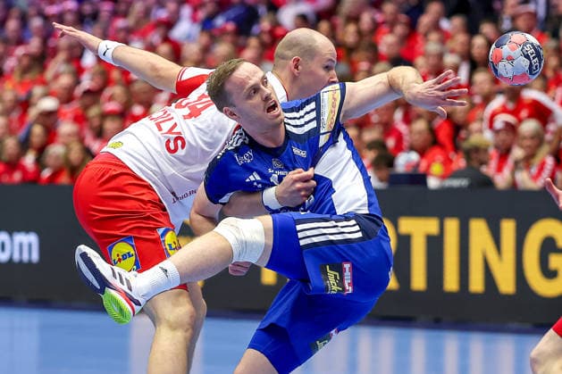30.01.2026, Handball, Men s EHF EURO 2026, Dänemark - Island, Jyske Bank Boxen in Herning, Dänemark, Semi Finals: Simon Hald Jensen (Denmark 34) im Zweikampf gegen Omar Ingi Magnusson (Iceland 14) Dänemark *** 30 01 2026, Handball, Men s EHF EURO 2026, Denmark Iceland, Jyske Bank Boxing in Herning, Denmark, Semi Finals Simon Hald Jensen Denmark 34 in a duel against Omar Ingi Magnusson Iceland 14 Denmark