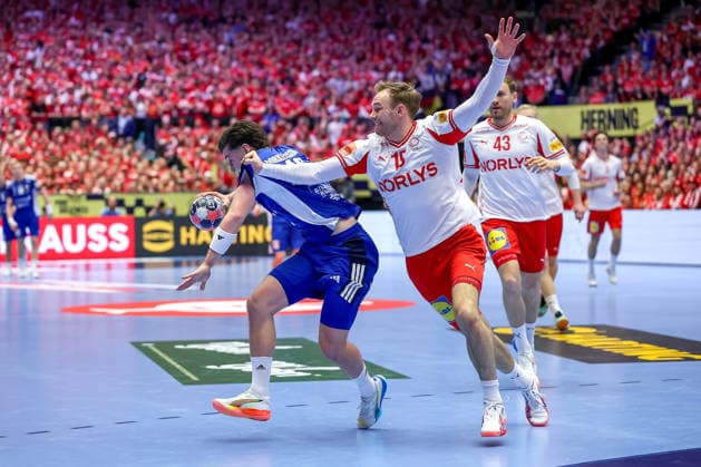 30 01 2026, Handball, Men s EHF EURO 2026, Denmark Iceland, Jyske Bank Boxing in Herning, Denmark, Semi Finals Ellioi Vioarsson Iceland 18 in a duel against Mathias Gidsel Denmark 19 Denmark