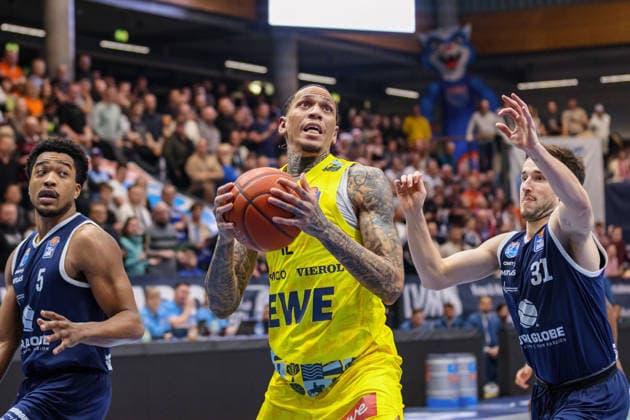 Marcus Foster MBC, 5 , Michale Kyser Oldenburg, 12 , Spencer Reaves MBC, 31 , Syntainics MBC vs EWE Baskets Oldenburg, Basketball, 1 Bundesliga, Men, 18 Matchday Main Round, Season 2025 26, 30 01 2026 Weißenfels Stadthalle Sachsen Anhalt Germany