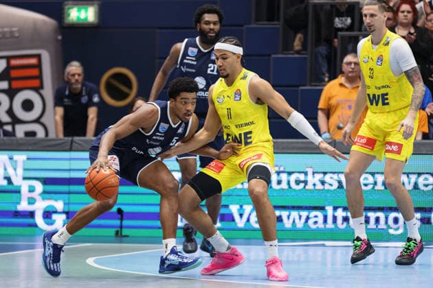 Marcus Foster MBC, 5 , Nicholas Tischler Oldenburg, 11 , Tomislav Zubcic Oldenburg, 33 , Syntainics MBC vs EWE Baskets Oldenburg, Basketball, 1 Bundesliga, Men, 18 Matchday Main Round, Season 2025 26, 30 01 2026 Weißenfels Stadthalle Sachsen Anhalt Germany