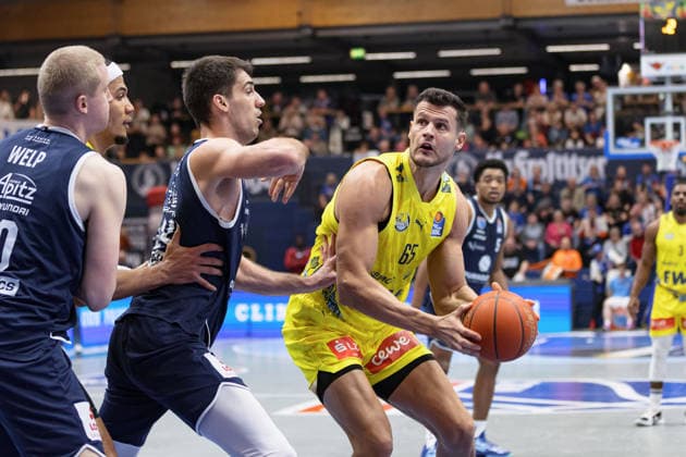 Collin Welp MBC, 40 , Jure Planinic MBC, 44 , Filip Stanic Oldenburg, 65 , Syntainics MBC vs EWE Baskets Oldenburg, Basketball, 1 Bundesliga, Men, 18 Matchday Main Round, Season 2025 26, 30 01 2026 Weißenfels Stadthalle Sachsen Anhalt Germany