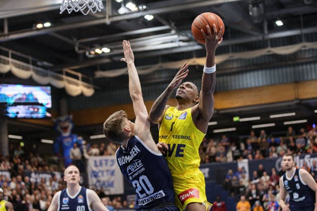 Perttu Blomgren MBC, 20 , Kyle Lofton Oldenburg, 0 , Syntainics MBC vs EWE Baskets Oldenburg, Basketball, 1 Bundesliga, Men, 18 Matchday Main Round, Season 2025 26, 30 01 2026 Weißenfels Stadthalle Sachsen Anhalt Germany
