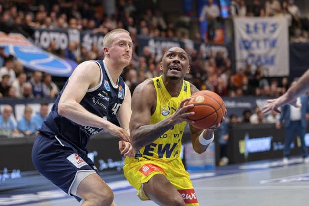 Collin Welp MBC, 40 , Kyle Lofton Oldenburg, 0 , Syntainics MBC vs EWE Baskets Oldenburg, Basketball, 1 Bundesliga, Men, 18 Matchday Main Round, Season 2025 26, 30 01 2026 Weißenfels Stadthalle Sachsen Anhalt Germany