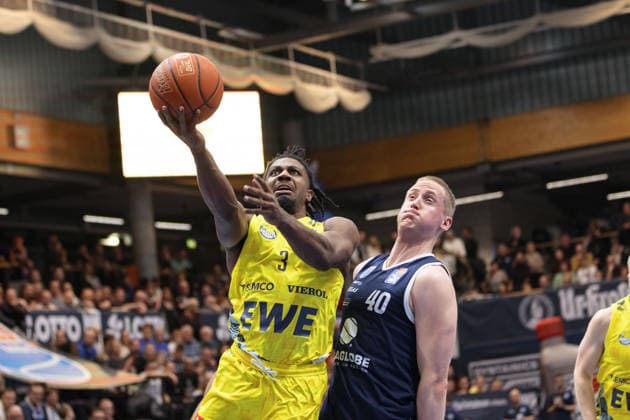 Christopher Clemons Oldenburg, 3 , Collin Welp MBC, 40 , Syntainics MBC vs EWE Baskets Oldenburg, Basketball, 1 Bundesliga, Men, 18 Matchday Main Round, Season 2025 26, 30 01 2026 Weißenfels Stadthalle Sachsen Anhalt Germany