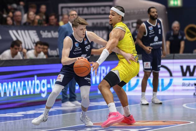 Perttu Blomgren MBC, 20 , Nicholas Tischler Oldenburg, 11 , Syntainics MBC vs EWE Baskets Oldenburg, Basketball, 1 Bundesliga, Men, 18 Matchday Main Round, Season 2025 26, 30 01 2026 Weißenfels Stadthalle Sachsen Anhalt Germany