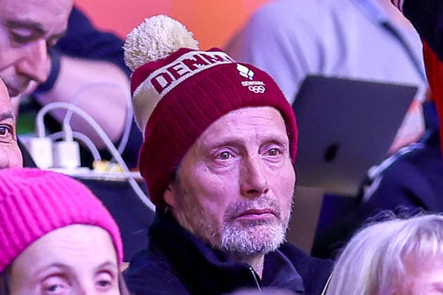 30 01 2026, Handball, Men s EHF EURO 2026, Denmark Iceland, Jyske Bank Boxing in Herning, Denmark, Semi Finals The Danish actor Mads Mikkelsen as a spectator among the fans in the stands Denmark