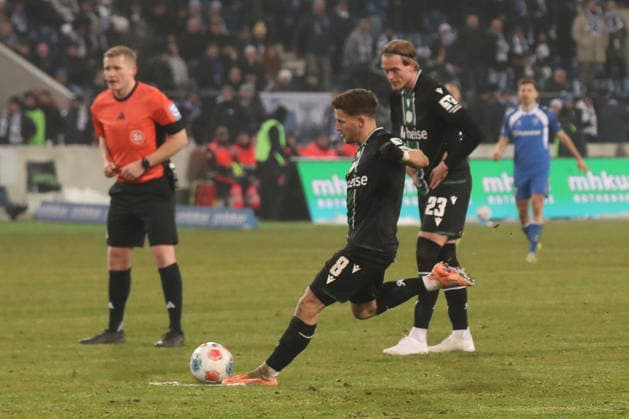 30 01 2026, xgox, Fußball 2 Bundesliga, 1 FC Magdeburg Hannover 96 emspor, v l Enzo Leopold Hannover, 8 schiesst den Ball aufs Tor, Torschuss, Schuss DFL DFB REGULATIONS PROHIBIT ANY USE OF PHOTOGRAPHS as IMAGE SEQUENCES and or QUASI VIDEO Magdeburg