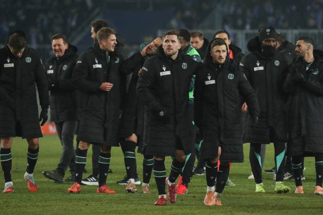 30 01 2026, xgox, Fußball 2 Bundesliga, 1 FC Magdeburg Hannover 96 emspor, v l Benjamin Källman Hannover, 9 , Enzo Leopold Hannover, 8 Jubel über den Sieg, Jubel nach Spielende DFL DFB REGULATIONS PROHIBIT ANY USE OF PHOTOGRAPHS as IMAGE SEQUENCES and or QUASI VIDEO Magdeburg