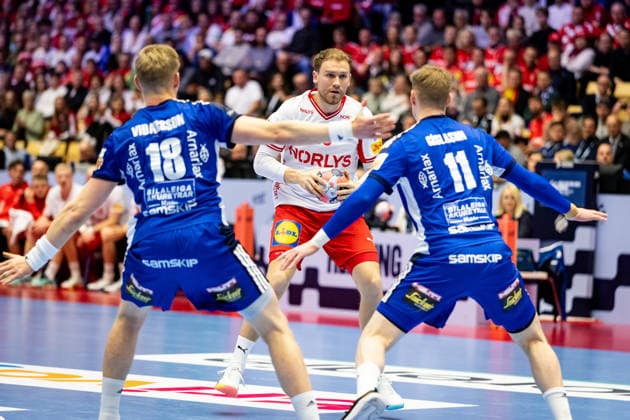 HERNING, DENMARK - JANUARY 30: Ellidi Vidarsson (Iceland, 18), Simon Pytlick (Denmark, 43), Ymir Örn Gislason (Iceland, 11) during the EHF EURO 2026 Semifinal 2 match between Denmark vs Iceland at Jyske Bank Boxen Arena on January 30, 2026 in Herning, Denmark. Midtjylland Denmark Copyright: xMarioxM.xKobergx