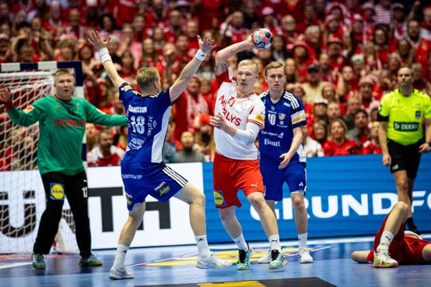 HERNING, DENMARK - JANUARY 30: Magnus Saugstruo (Denmark, 15) against Ellidi Vidarsson (Iceland, 18) during the EHF EURO 2026 Semifinal 2 match between Denmark vs Iceland at Jyske Bank Boxen Arena on January 30, 2026 in Herning, Denmark. Midtjylland Denmark Copyright: xMarioxM.xKobergx