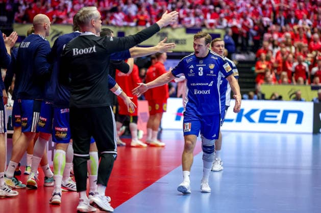 30 01 2026, Handball, Men s EHF EURO 2026, Denmark Iceland, Jyske Bank Boxen in Herning, Denmark, Semi Finals Janus Dadi Smarason Iceland 03 cheering Denmark