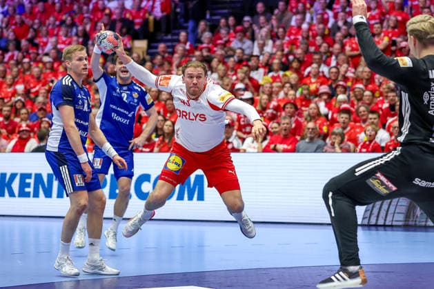 30 01 2026, Handball, Men s EHF EURO 2026, Denmark Iceland, Jyske Bank Boxen in Herning, Denmark, Semi Finals Thomas Sommer Arnoldsen Denmark 42 throws the ball on goal Viktor Hallgrimsson Iceland 16 Denmark