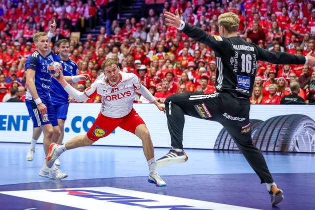 30 01 2026, Handball, Men s EHF EURO 2026, Denmark Iceland, Jyske Bank Boxen in Herning, Denmark, Semi Finals Thomas Sommer Arnoldsen Denmark 42 throws the ball on goal Viktor Hallgrimsson Iceland 16 Denmark
