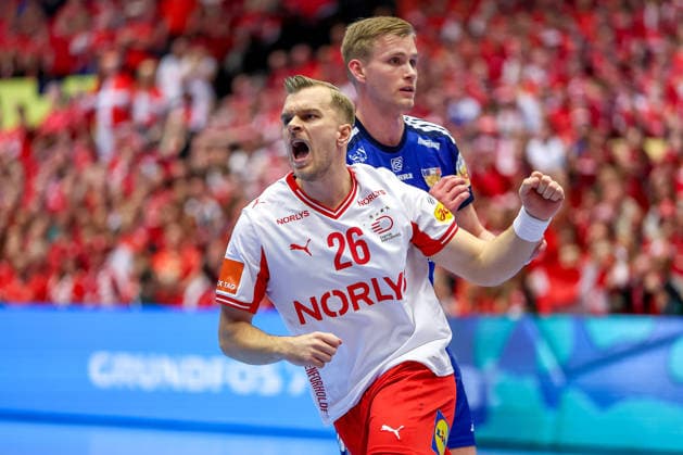 30 01 2026, Handball, Men s EHF EURO 2026, Denmark Iceland, Jyske Bank Boxen in Herning, Denmark, Semi Finals Johan a Plogv Hansen Denmark 26 cheering Denmark