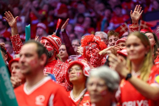 30 01 2026, Handball, Men s EHF EURO 2026, Denmark Iceland, Jyske Bank Boxen in Herning, Denmark, Semi Finals Spectators Fans Visitors Handball fans cheering and gesticulating in the stands Denmark