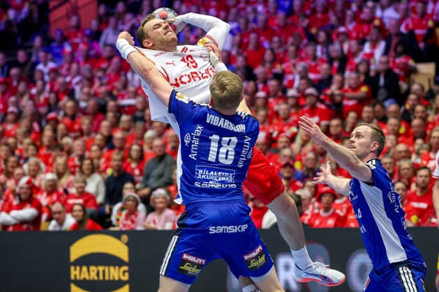 30 01 2026, Handball, Men s EHF EURO 2026, Denmark Iceland, Jyske Bank Boxing in Herning, Denmark, Semi Finals Mathias Gidsel Denmark 19 in duel against Ellioi Vioarsson Iceland 18 Denmark