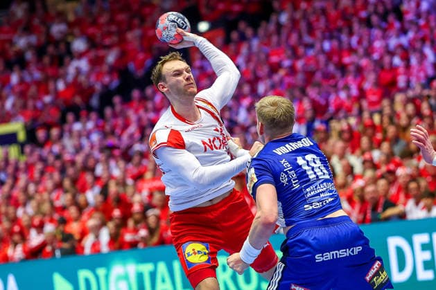 30 01 2026, Handball, Men s EHF EURO 2026, Denmark Iceland, Jyske Bank Boxing in Herning, Denmark, Semi Finals Mathias Gidsel Denmark 19 in duel against Ellioi Vioarsson Iceland 18 Denmark