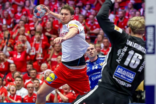 30 01 2026, Handball, Men s EHF EURO 2026, Denmark Iceland, Jyske Bank Boxen in Herning, Denmark, Semi Finals Magnus Landin Jacobsen Denmark 04 throws the ball at the goal Viktor Hallgrimsson Iceland 16 Denmark