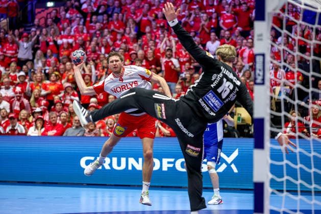 30 01 2026, Handball, Men s EHF EURO 2026, Denmark Iceland, Jyske Bank Boxen in Herning, Denmark, Semi Finals Magnus Landin Jacobsen Denmark 04 throws the ball at the goal Viktor Hallgrimsson Iceland 16 Denmark