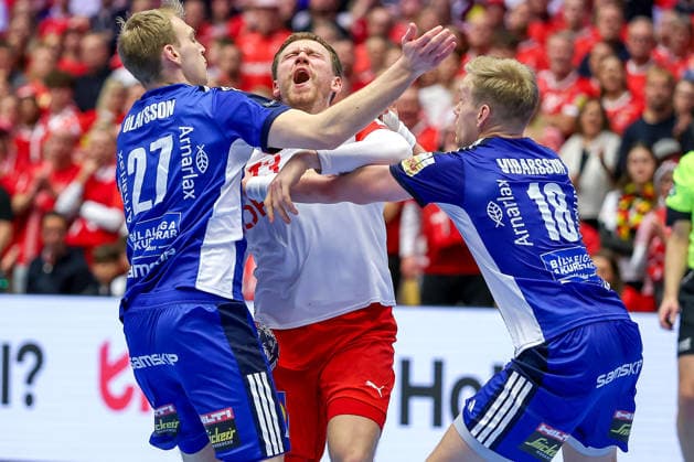 30 01 2026, Handball, Men s EHF EURO 2026, Denmark Iceland, Jyske Bank Boxing in Herning, Denmark, Semi Finals Simon Bogetoft Pytlick Denmark 43 in a duel against Einar Ãžorsteinn Olafsson Iceland 27 Ellioi Vioarsson Iceland 18 Denmark