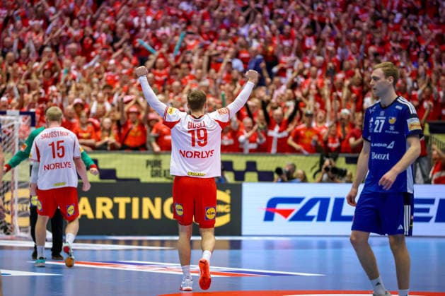 30 01 2026, Handball, Men s EHF EURO 2026, Denmark Iceland, Jyske Bank Boxen in Herning, Denmark, Semi Finals Denmark advances to the final by beating Iceland Closing cheer, Winners cheer Denmark Mathias Gidsel Denmark 19 Denmark