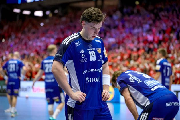 30 01 2026, Handball, Men s EHF EURO 2026, Denmark Iceland, Jyske Bank Boxing in Herning, Denmark, Semi Finals Disappointed faces among the Icelanders after the defeat against Denmark Orri Freyr Thorkelsson Iceland 19 disappointed disappointment Denmark