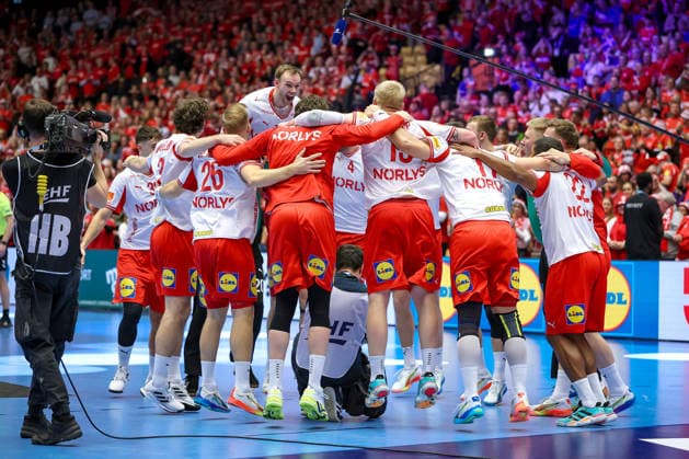 30 01 2026, Handball, Men s EHF EURO 2026, Denmark Iceland, Jyske Bank Boxen in Herning, Denmark, Semi Finals Denmark advances to the final by beating Iceland Final cheer, Winner cheer Denmark team circle Denmark